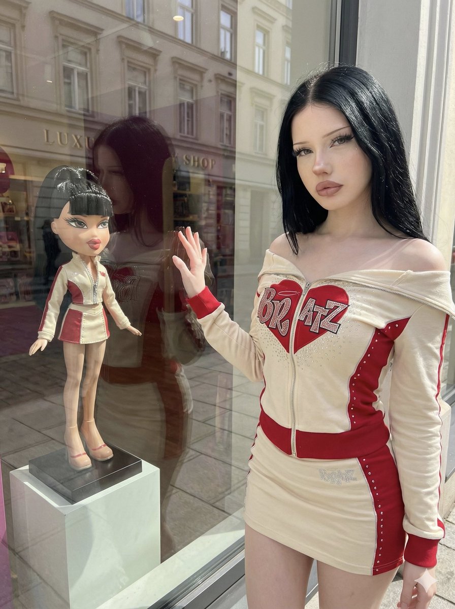 Bratz Street Fashion Scene, Fashion, nanoBanana-Pro, Bratz娃娃, Bratz时尚 reference image