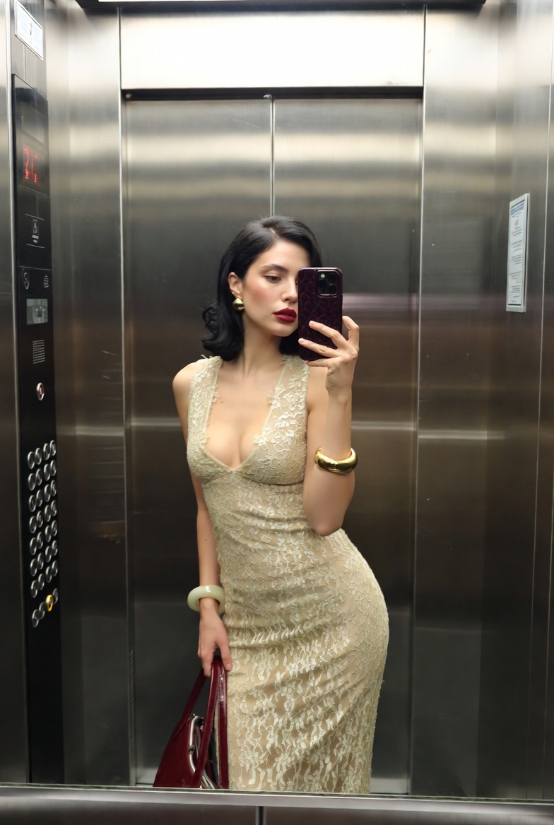 优雅的女士电梯镜自拍，人物，nanoBanana-Pro，Champagne Lace Dress, Elegant Selfie风格参考图