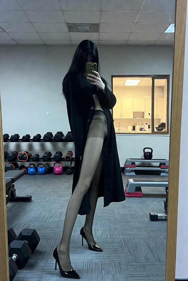 Gym Mirror Selfie: Mysterious Fashionable Woman, People, nanoBanana-Pro, Black Outfit, Elegant Pose reference image
