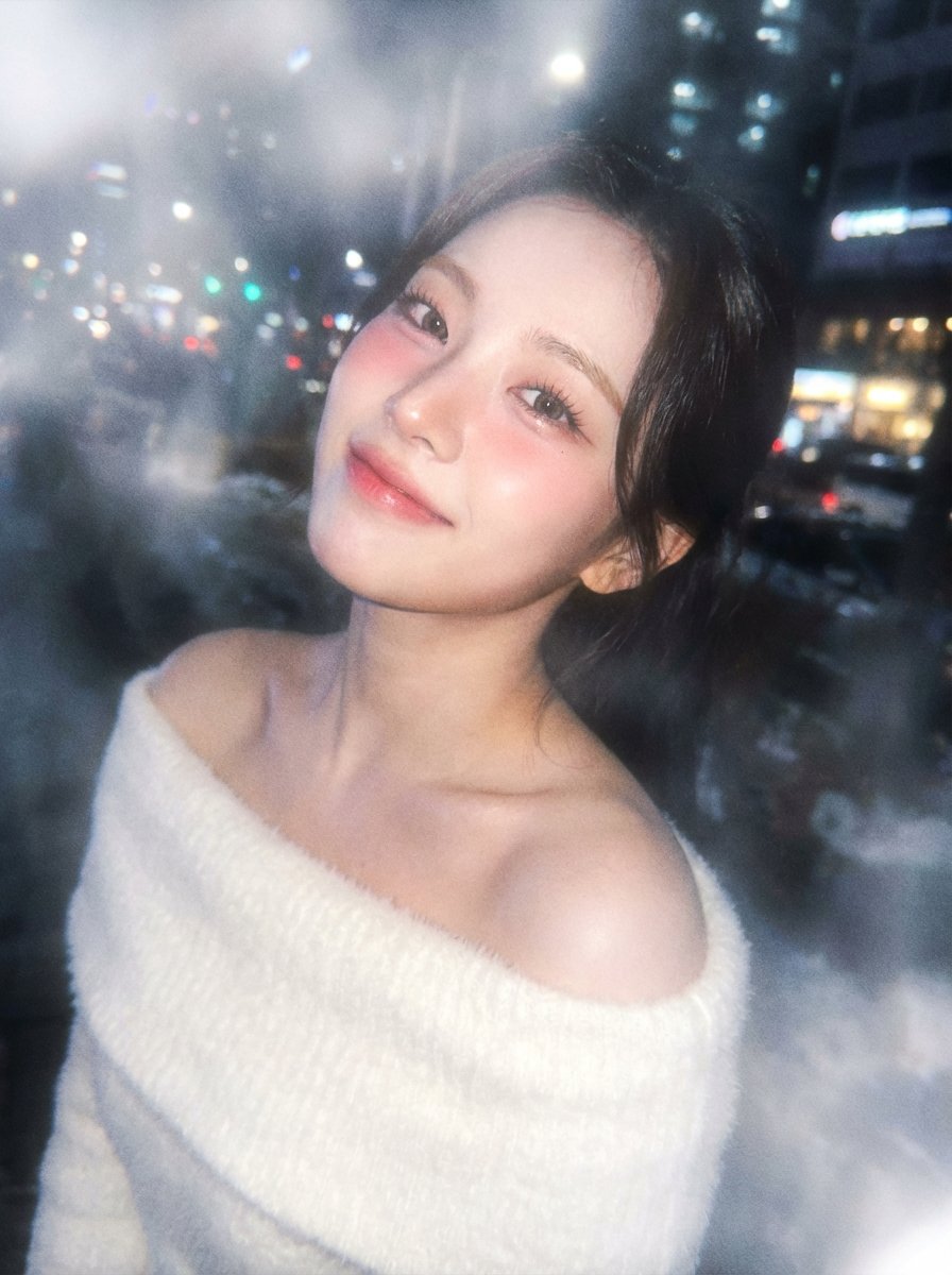 韩国流行偶像冬季约会写真，人物，nanoBanana-Pro，Bohemian Aesthetics, Close-up风格参考图