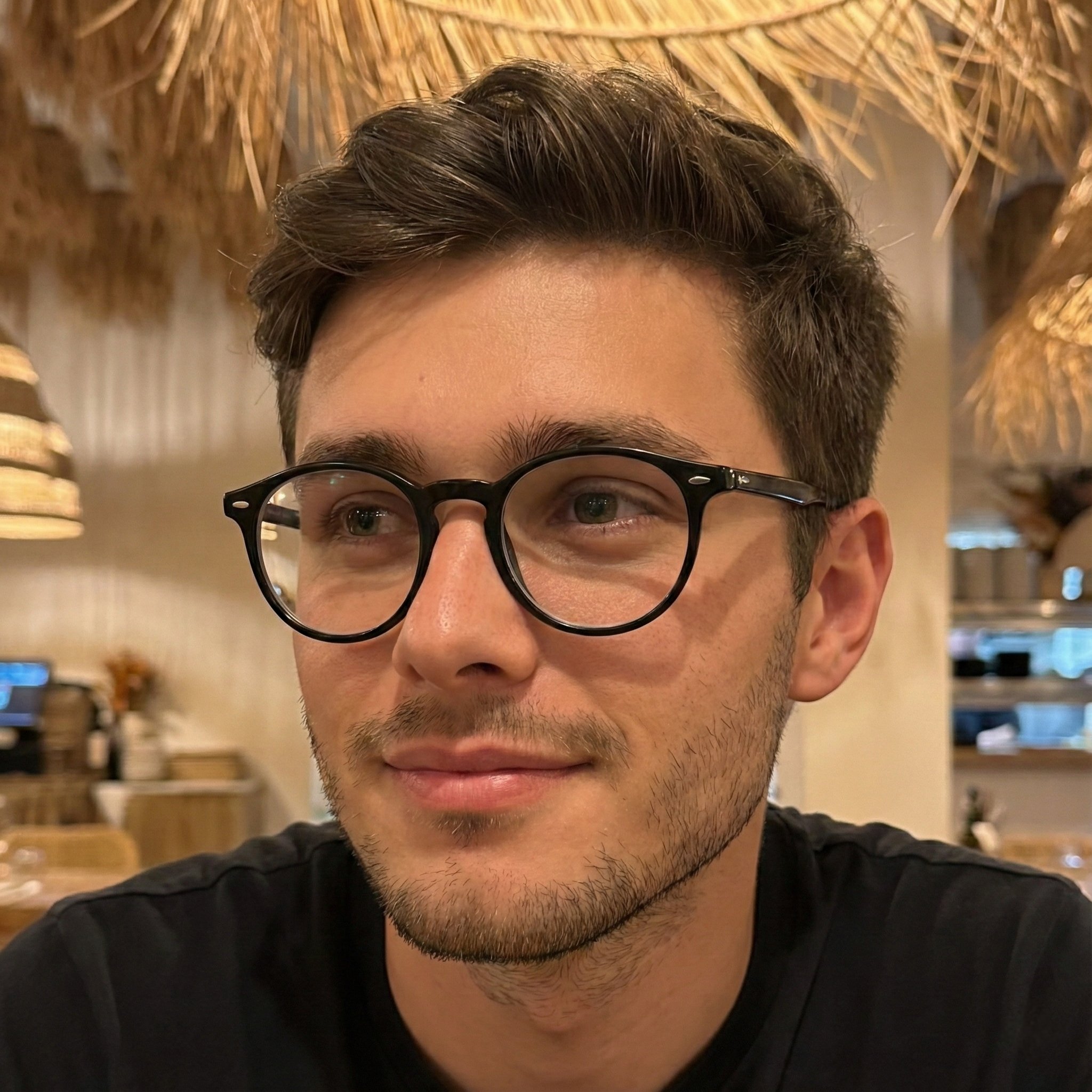 Gemini Nano Banana Pro 紧凑人像，人物，nanoBanana-Pro，1:1 Aspect Ratio, Black Glasses风格参考图