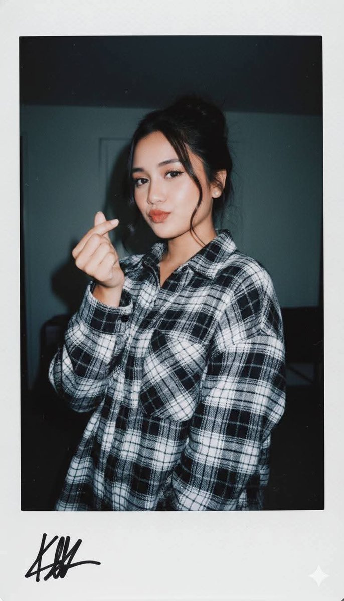复古胶片风格超写实人像，现实，nanoBanana-Pro，Dark Hair Updo, Flannel Plaid风格参考图