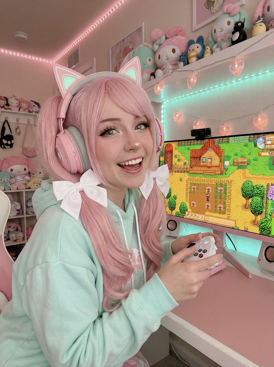 软粉游戏女孩在粉色游戏环境中玩《星露谷物语》，游戏，nanoBanana-Pro，Gamer Girl, Gaming Chair风格参考图