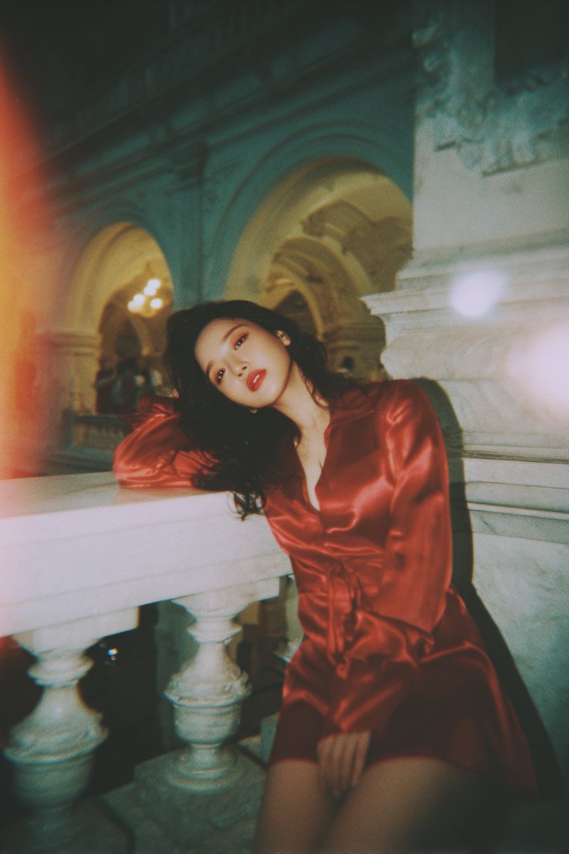 新年快乐！，影视，nanoBanana-Pro，Analog Film, Crimson Red风格参考图