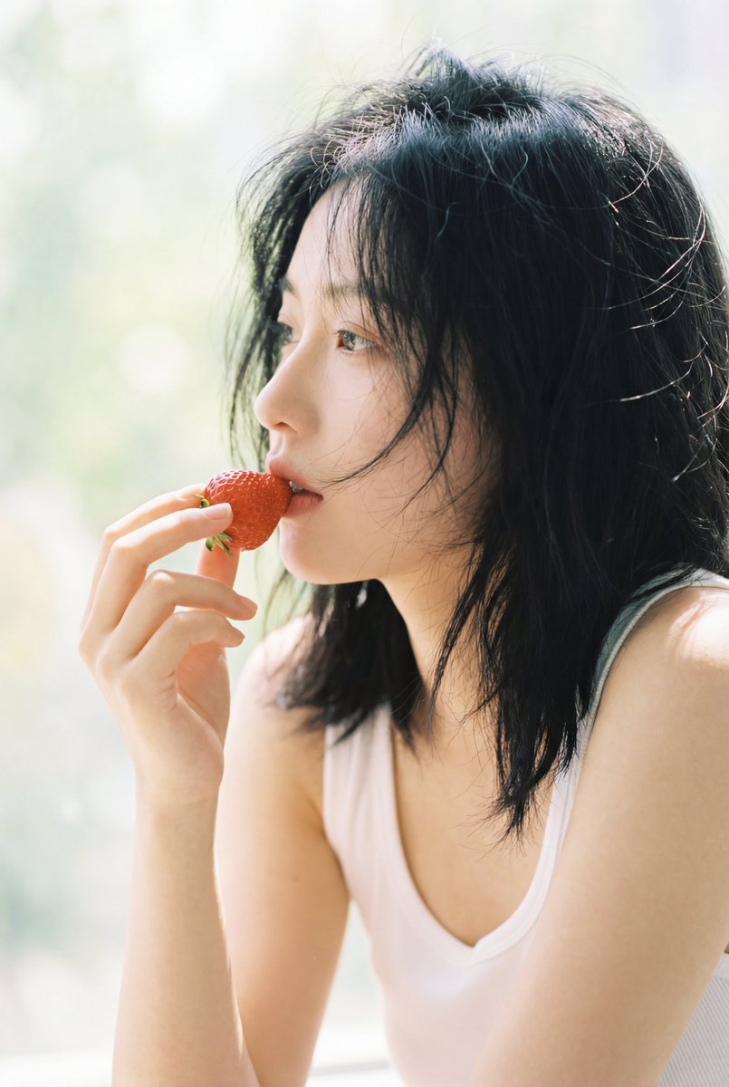Beauty of Light and Saturation, Film, nanoBanana-Pro, Analog Aesthetic, Dreamy Atmosphere reference image