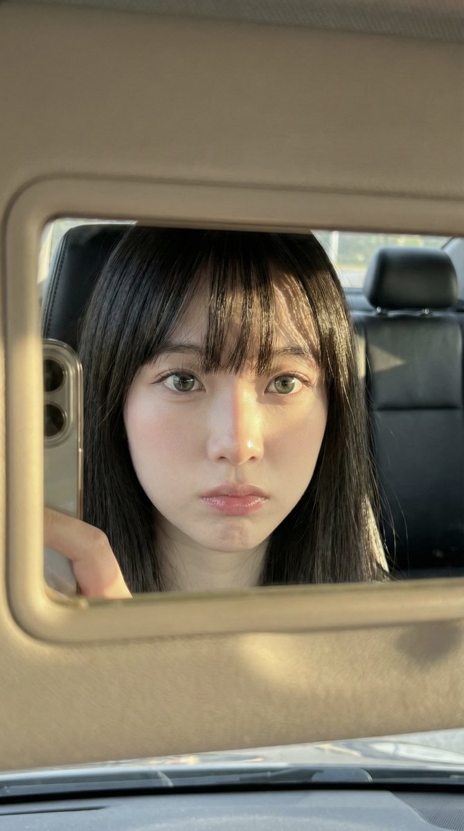 车内自拍，人物，nanoBanana-Pro，Car Mirror, Ethereal Lighting风格参考图
