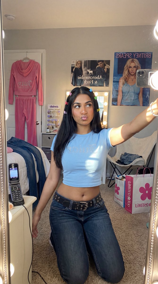 2000s Mall-Inspired Bedroom Selfie